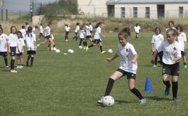 Campus de fútbol, balonmano y rugby para jóvenes de la provincia