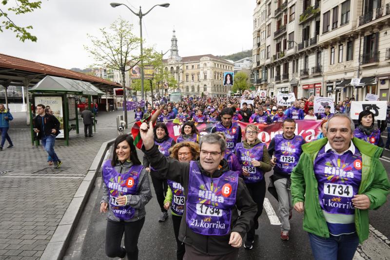 La Korrika a su paso por Bilbao, en imágenes