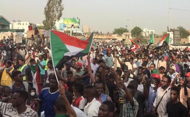Miles de personas protestan en Sudán por la grave crisis económica que sufre el país.