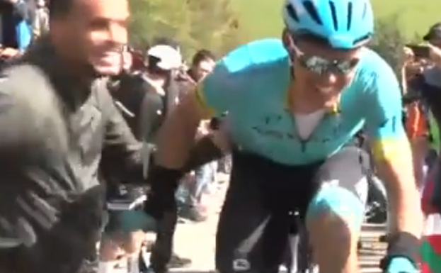 Saludo de hermanos en plena subida a Izua