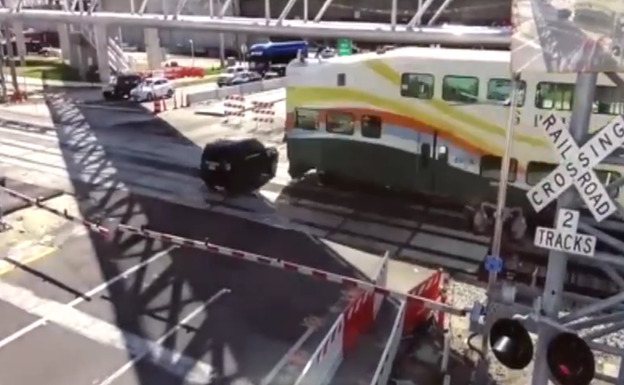Un vehículo se salta la barrera de seguridad y acaba arrollado por un tren en Orlando