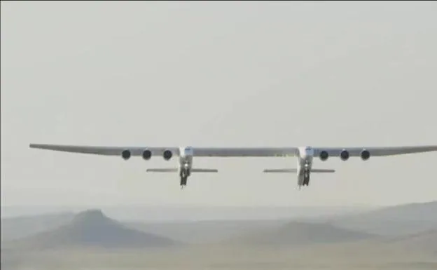 Stratolaunch, el avión más grande del mundo, realiza su primer vuelo