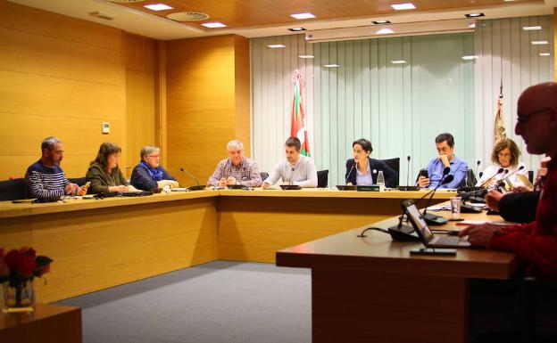 La alcaldesa de Amurrio asegura que «estamos elaborando todos los pliegos pendientes»