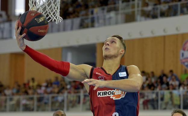 La vuelta de Janning lleva al descarte de Sedekerskis en favor de Miguel González