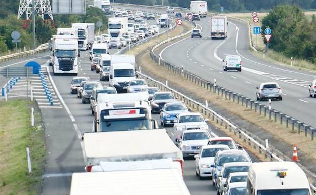 177.000 coches pasarán en Semana Santa por Álava, que usará la vieja N-1 para evitar atascos