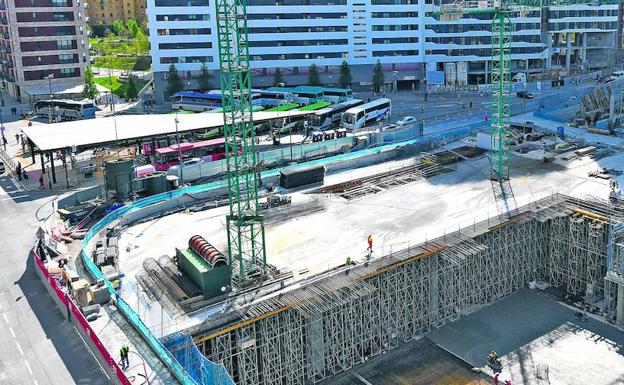 La estación provisional de Garellano echa humo con 7.000 autobuses estas vacaciones
