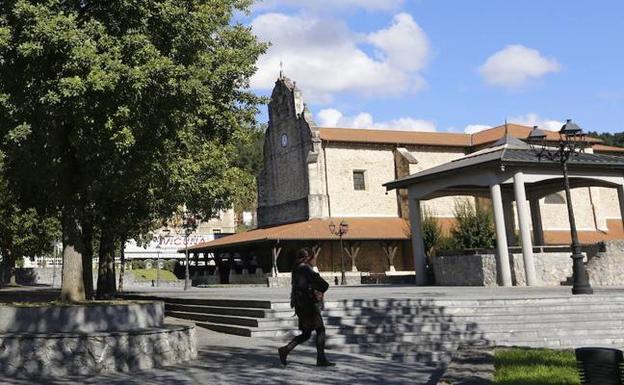 Dos detenidos por intentar robar 25 metros de canalón del pórtico de la iglesia de Bedia