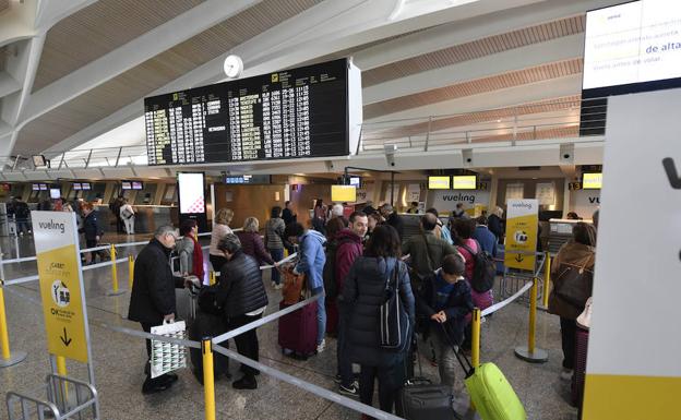 Pequeños retrasos por la huelga de las pasarelas en el aeropuerto de Loiu
