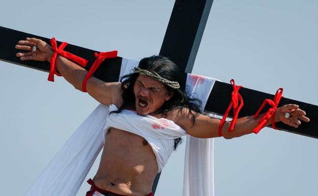Filipinas revive la crucifixión de Cristo
