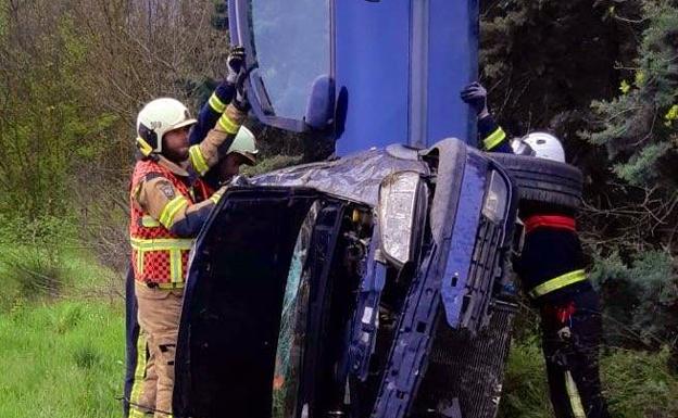 Dos heridos tras volcar su coche cerca de Berantevilla