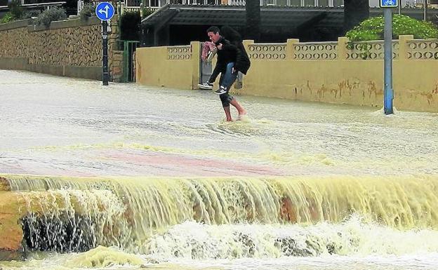 Miles de vascos, atrapados por el peor temporal de Levante en 50 años