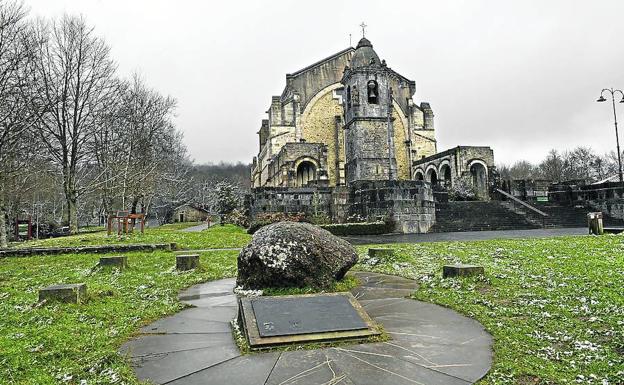 Denuncian el abandono del entorno del santuario de Urkiola