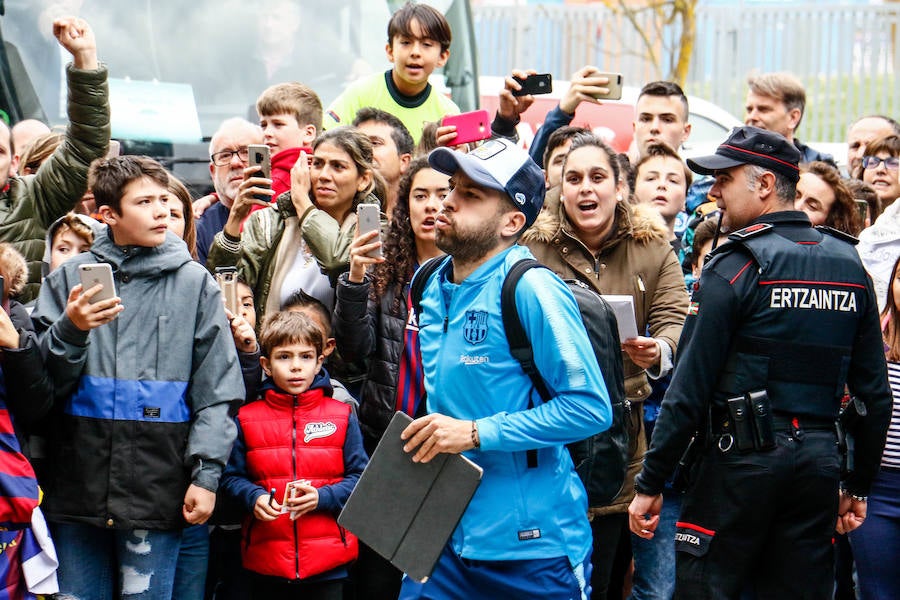 El Fútbol Club Barcelona llega a su hotel de Vitoria