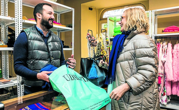 El comercio local de Vitoria asume que «le va bien» cuando decide abrir en Semana Santa