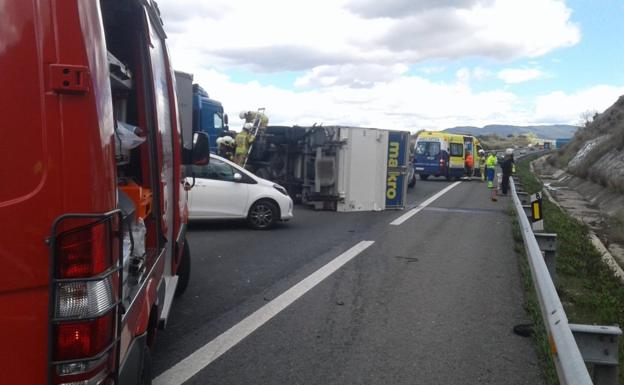 Un herido tras volcar un camión cerca de Armiñón