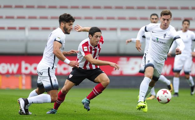 El Bilbao Athletic, ante una bola de partido