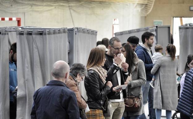 Piden paralizar el escrutinio de dos mesas en Vitoria por adelantarse con el voto por correo