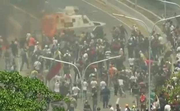 Una tanqueta arrolla a varios manifestantes en pleno levantamiento en Caracas