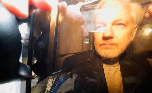 Julian Assange, condenado a 50 semanas por saltarse la libertad condicional