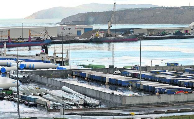 El muro y la presión policial frenan los saltos de inmigrantes ilegales para colarse en el ferry de Santurtzi