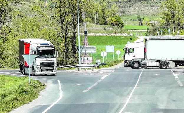 Una glorieta más grande para mejorar la seguridad en la carretera a Araia