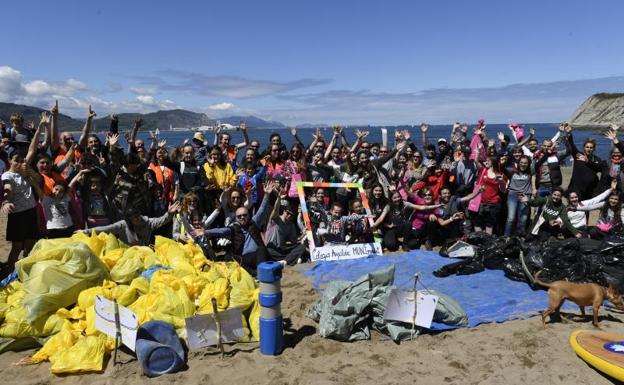 Marea humana contra la basura en Arrigunaga