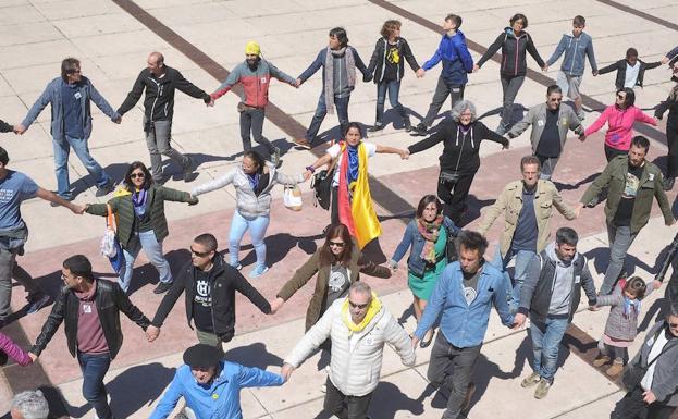 Multitudinario abrazo contra el racismo