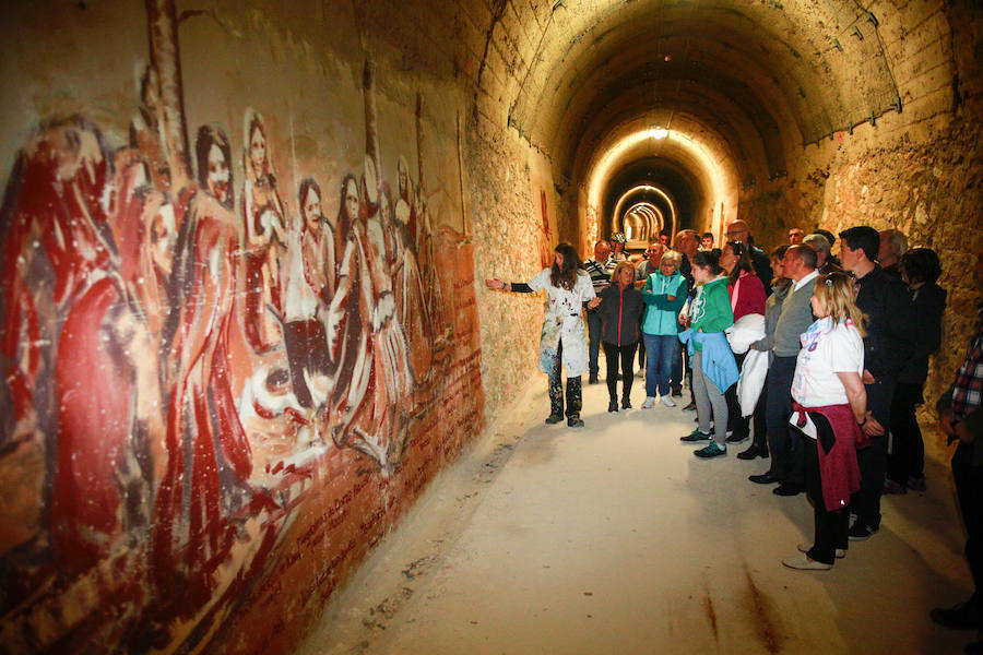 El túnel de Cicujano, en la vía del antiguo ferrocarril Vasco-Navarro, ya luce los murales de Irantzu Lekue