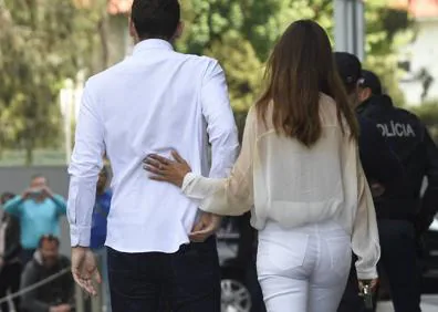 Crónica Insustituible Transparentemente Sara Carbonero elige una camisa de Inditex en la salida de Iker del  hospital | El Correo