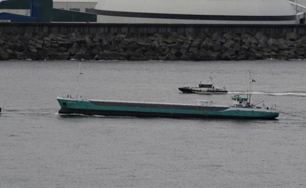 Llega al Puerto de Bilbao el carguero de 80 metros encallado dos veces entre Getaria y Zumaia