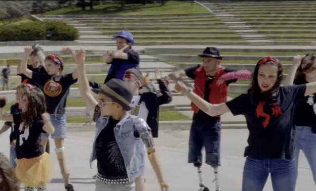 El emotivo baile de niños con prótesis al son de Michael Jackson