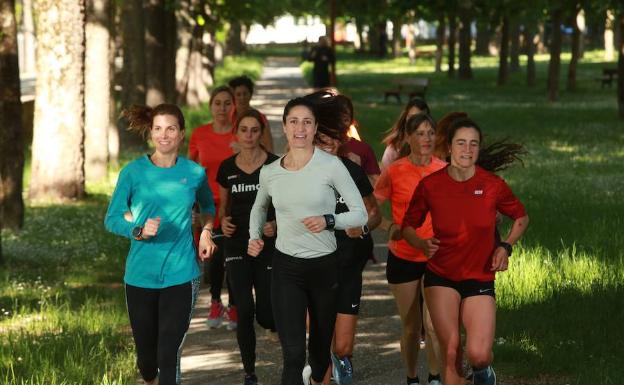 Las corredoras vitorianas, 'sincronizadas' con Elena Loyo