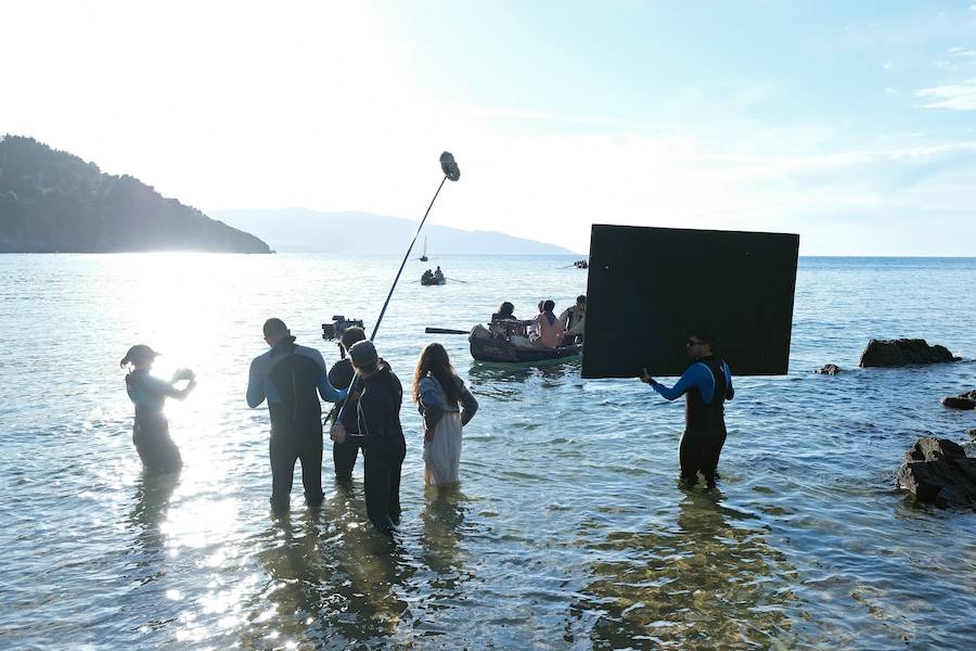 El director Pablo Agüero monta su 'Akelarre' en la playa de Laga