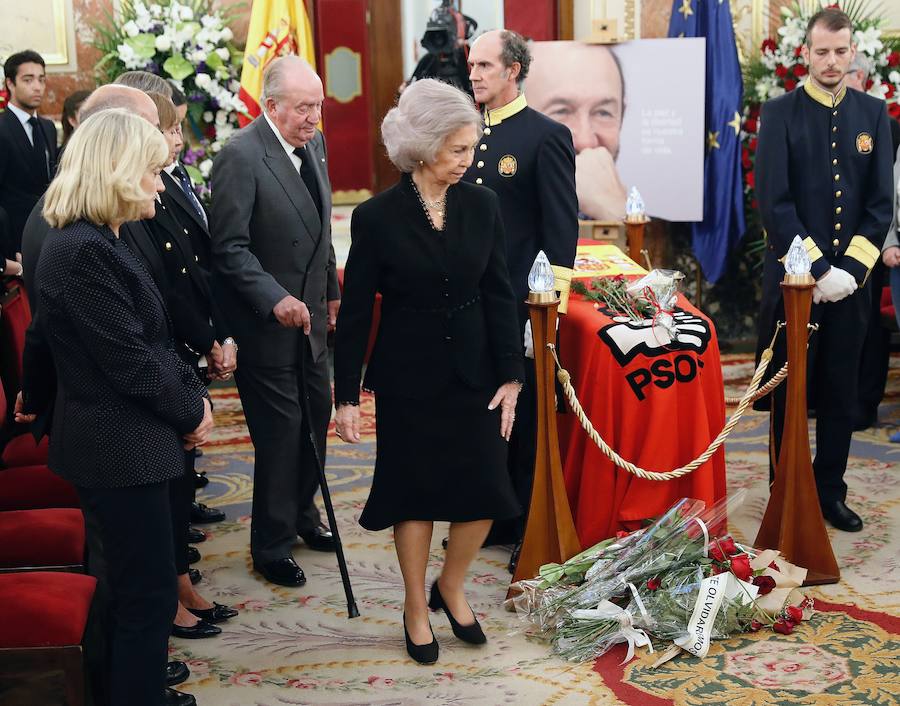 Dolor y muestras de cariño en la capilla ardiente de Rubalcaba