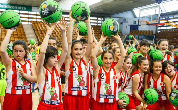 500 escolares participan en Mendizorroza en una iniciativa de la Basket Capital