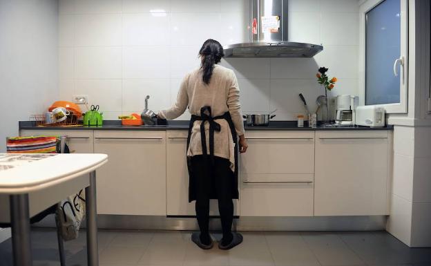 El 27% de las trabajadoras del hogar de Vitoria ha recibido insultos sexistas o racistas