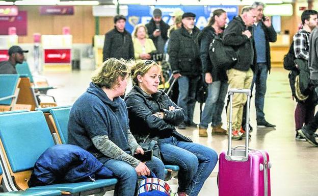 Los nuevos vuelos y las vacaciones empujan a Foronda, que roza los 50.000 viajeros