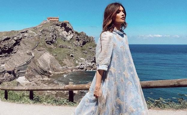 Madame de Rosa y su exclusivo vestido para visitar Gaztelugatxe