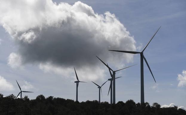 La travesía por el cresterío del Oiz permite coronar cotas relegadas por el coloso que domina el centro de Bizkaia