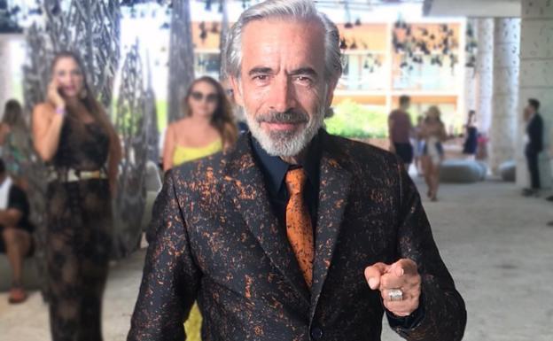 El traje más loco de Imanol Arias: así se interpreta la moda vasca al otro lado el charco