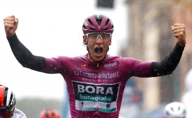 Ni el diluvio frena a Ackermann en el Giro