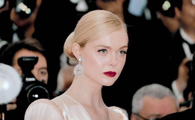 4 looks en 24 horas: la transformación exprés de Elle Fanning en Cannes
