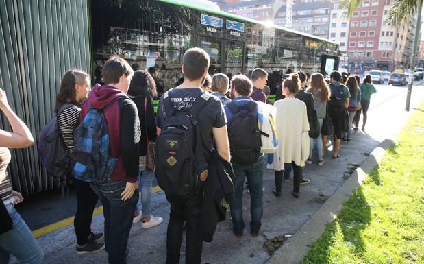 Ibilaldira joan nahi? Hurbildu zaitez autobusez edo trenez, eta autoa alde batera utzi