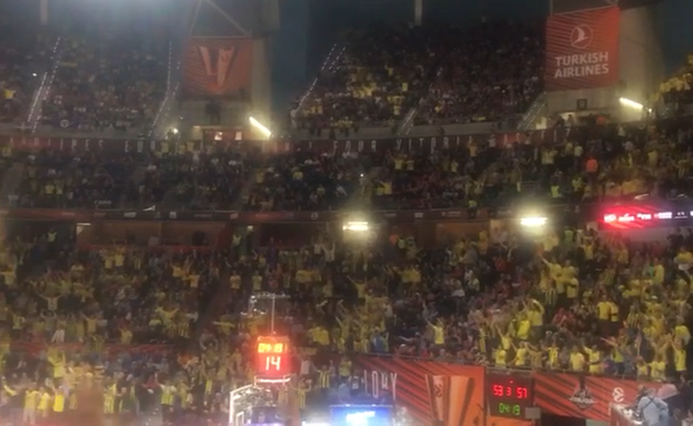 La afición del Fenerbahce se hace notar en el Buesa Arena, sede de la Final Four de la Euroliga