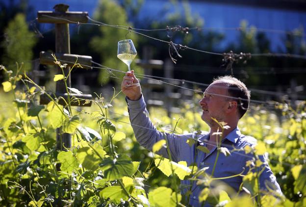 José Ramón Calvo: «Para abrir mentes hay que abrir botellas»