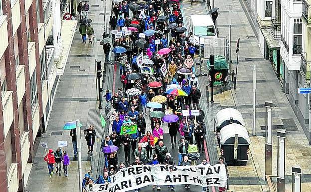 Un millar de personas pide en Vitoria alternativas al Tren de Alta Velocidad