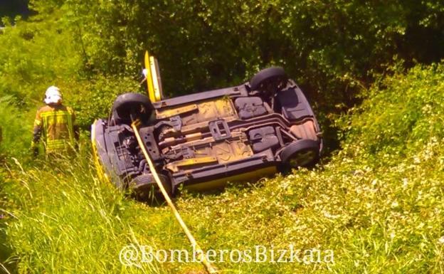 Herida al volcar su vehículo en Artzentales