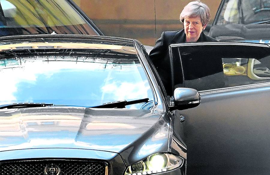 May elude un motín contra su liderazgo