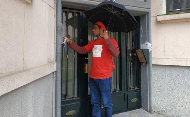 Ganemos Goazen buzonea a pie por Bilbao 30.000 papeletas sin sobres por falta de presupuesto