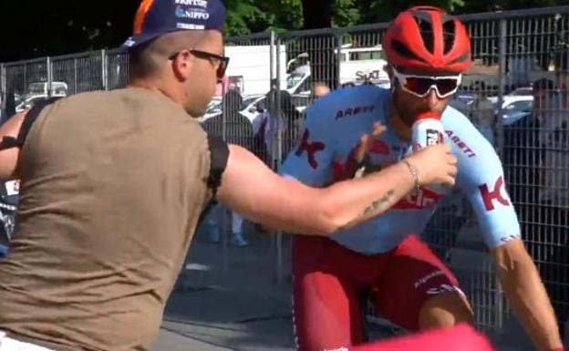 El enfado de un ciclista cuando un aficionado le quita un botellín de la boca